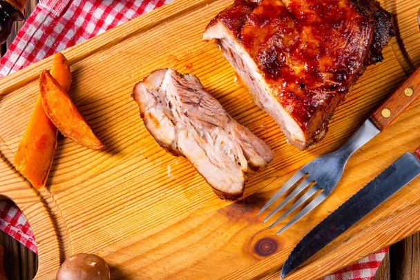 viande rôtie épicée avec sauce aux champignons sur une planche de bois
 - Photo, image