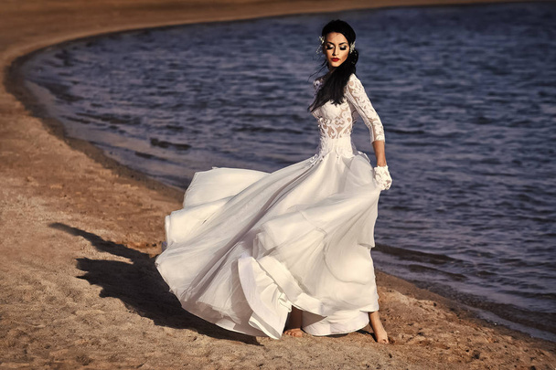 Дівчина ходить у білій весільній сукні
 - Фото, зображення