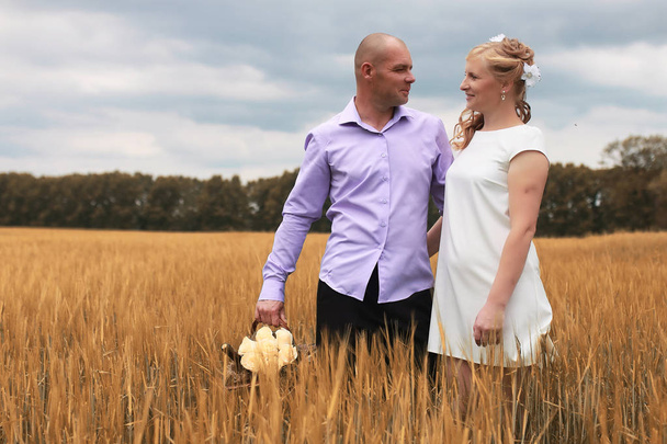 Vain naimisissa olevat rakastavaiset kävelemässä pellolla syksyllä päivä
 - Valokuva, kuva