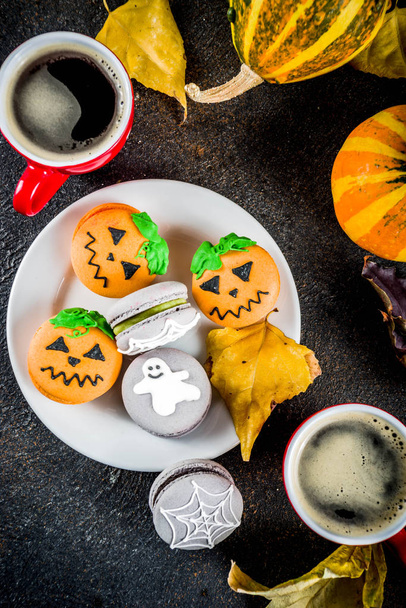 Idée créative pour les friandises d'Halloween, biscuits macarons drôles décorés toile d'araignée, fantôme, monstre de citrouille - Photo, image