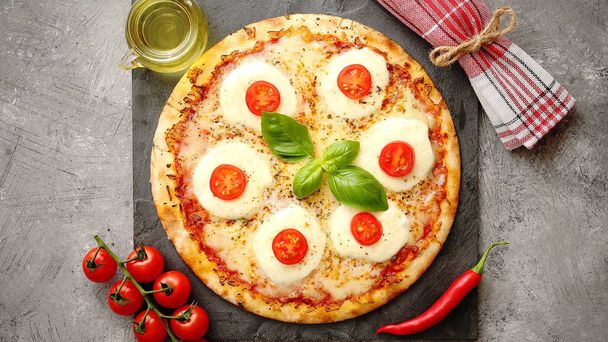 Pizza caseira com tomate, mussarela
 - Foto, Imagem