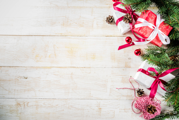 Vánoční pozadí s vánoční prezentovat dary box a dekorace, větve stromů jedle, klasické bílé dřevěné pozadí kopie prostor - Fotografie, Obrázek