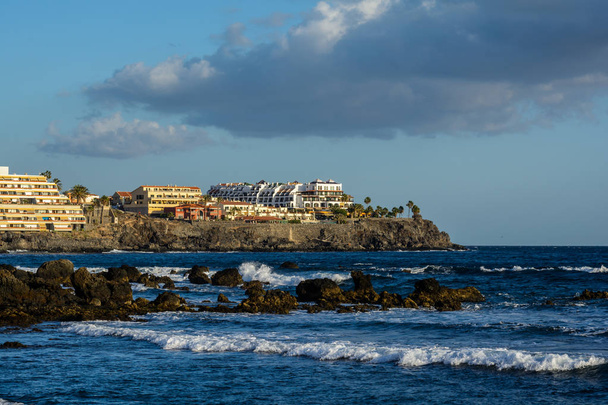 Hermoso paisaje. Las olas golpean las rocas cerca de Las Galletas
 - Foto, imagen