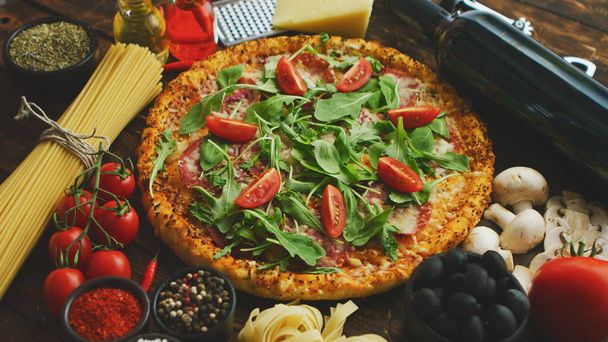Olasz étel háttér pizza, nyers tészta és zöldségek a fából készült asztalon - Fotó, kép
