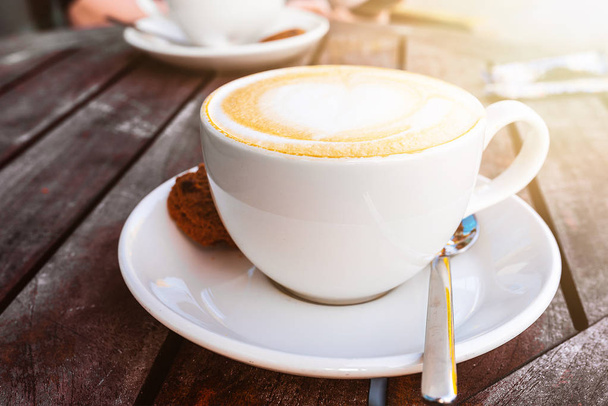 visão de alto ângulo da xícara de cappuccino na mesa de madeira
 - Foto, Imagem