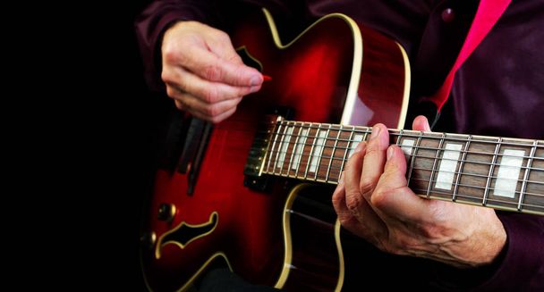 Гітарні руки і гітара крупним планом
 - Фото, зображення