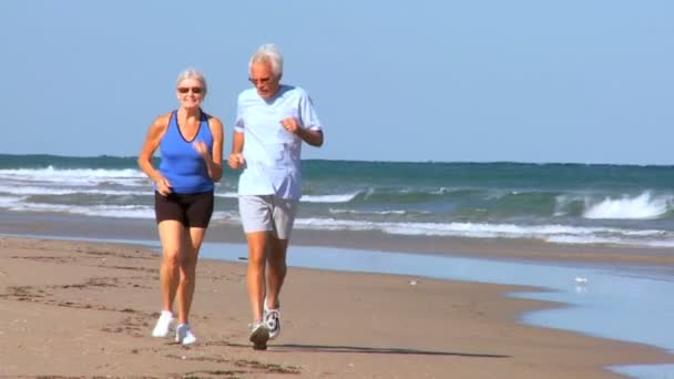 gezonde senioren strand joggen - Video