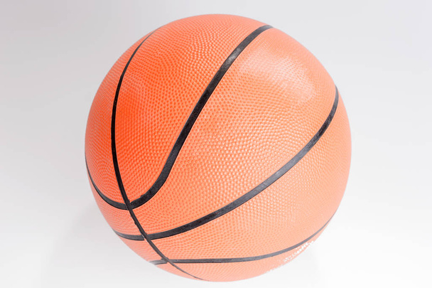 Oranje kleur basketbal op witte achtergrond. Basketbal geïsoleerd - Foto, afbeelding