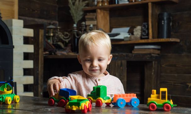 Małe dziecko grać z toy pociąg, dzieciństwo. Rozwoju wczesnego dzieciństwa - Zdjęcie, obraz