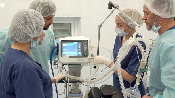 Enfermera quirúrgica señala su dedo en el monitor
 - Foto, imagen