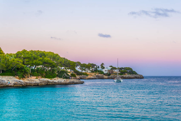 Sunset view of Cala d'or bay at Mallorca, Spai - Foto, Imagen