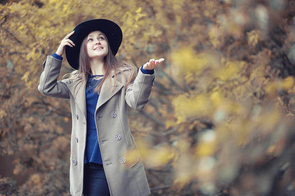 Young girl in a coat in autumn  park - Foto, Imagen