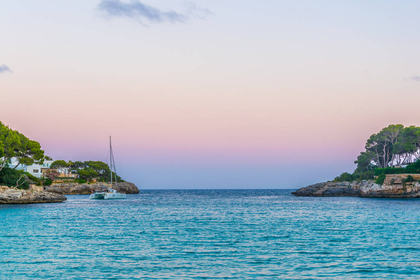 Sunset view of Cala d'or bay at Mallorca, Spai - Foto, Imagen