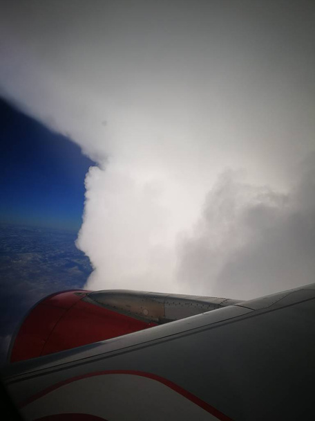 uma nuvem de tempestade no céu a partir de janelas de avião vista
 - Foto, Imagem