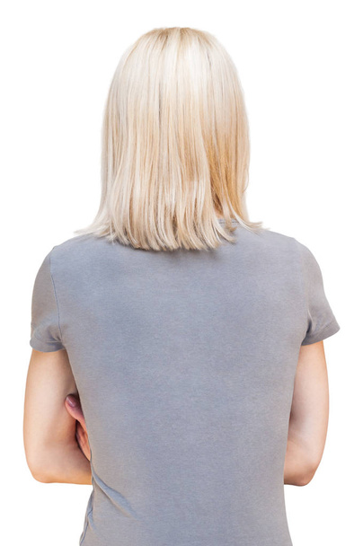 Portret młodej kobiety blondynka z szary t-shirt z powrotem. Widok z tyłu na ludzi wyciąć na białym tle. - Zdjęcie, obraz