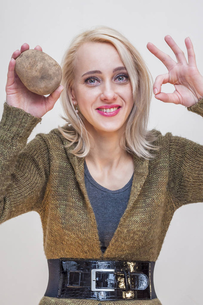 果物や野菜を持つ人々。健康的なライフ スタイル。ジャガイモと彼女の指で o. k. の記号を示す若いポジティブ ・ ウーマン. - 写真・画像