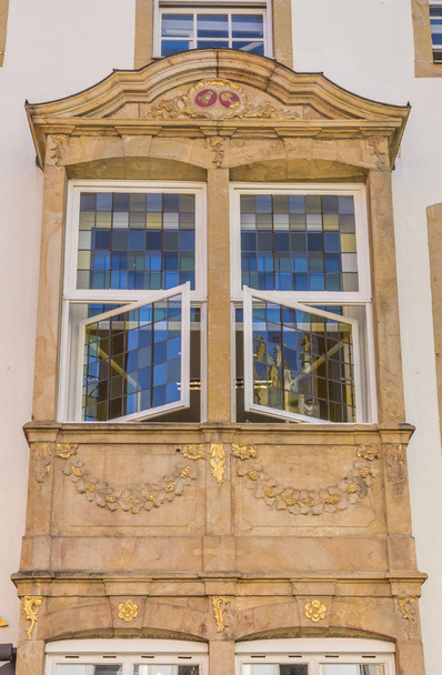 Gebrandschilderde ramen op een gevel in Osnabrück, Duitsland - Foto, afbeelding