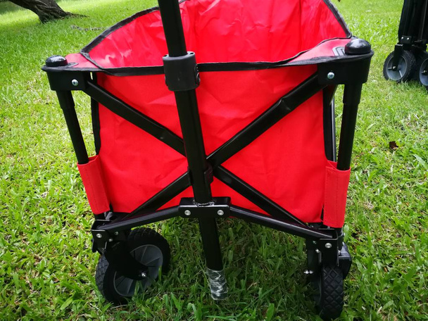 červený vozík pro použití v camping cestování život - Fotografie, Obrázek