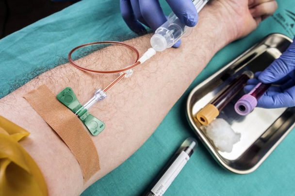 L'infermiera preleva il sangue ad un donatore di sangue in un ospedale, immagine concettuale
 - Foto, immagini