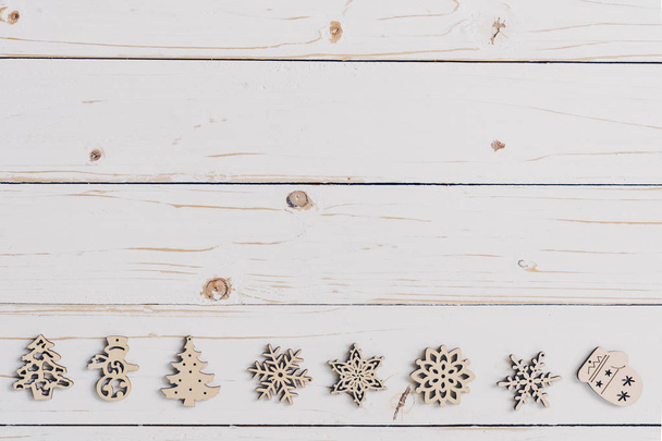 Ξύλινο λευκό και Χριστουγεννιάτικο φόντο με νιφάδες χιονιού και Χριστουγεννιάτικη διακόσμηση. - Φωτογραφία, εικόνα