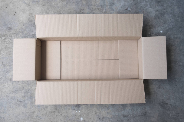 Boîte en carton brun ouvert pour l'emballage et la livraison
 - Photo, image