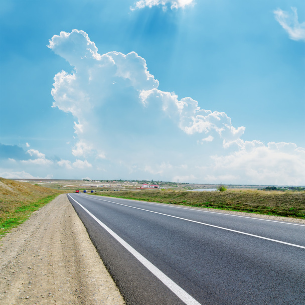 estrada de asfalto para horizonte nublado - Foto, Imagem