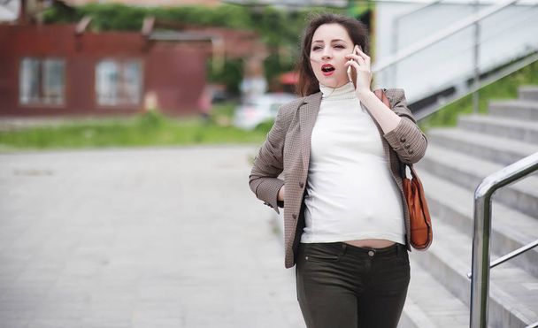 Kobiety w ciąży czuje ból na ulicy - Zdjęcie, obraz