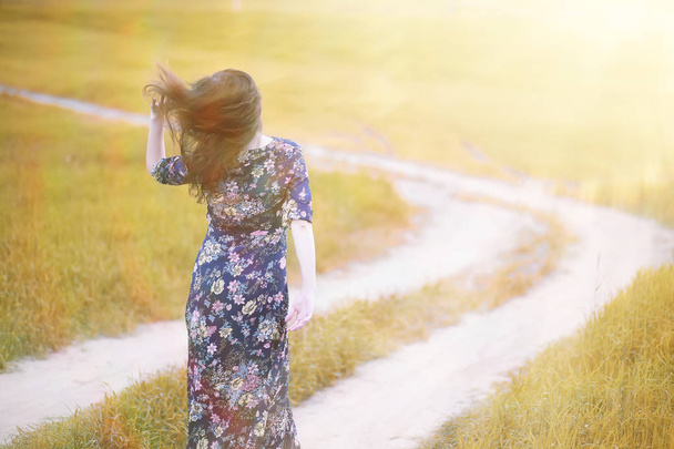 Doğada elbiseli hamile kız - Fotoğraf, Görsel