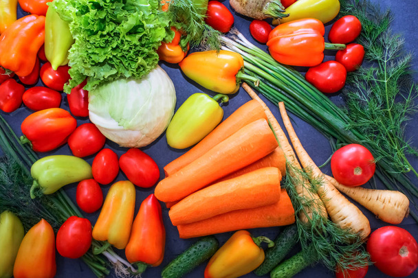 Μια πλούσια ποικιλία των τροφίμων φωτογραφίας Vegetables.A πλούσια ποικιλία του φθινοπώρου πολύχρωμα φωτεινά και φρέσκα λαχανικά και ρίζες. - Φωτογραφία, εικόνα