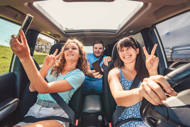 Roadtrip-Gruppe von Menschen, die Selfies im Auto machen. Auto-Reisekonzept - Foto, Bild