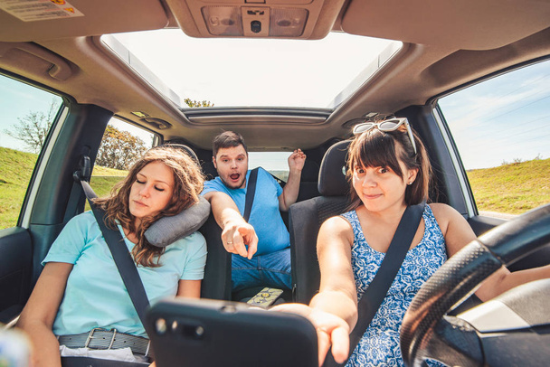 Kontrola navigace v autě. špatným směrem. výlet s přáteli - Fotografie, Obrázek