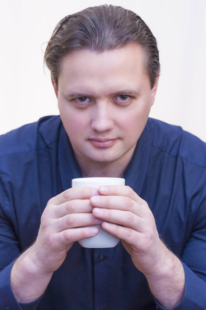 Πορτρέτο του νέους Καυκάσιος εθνότητα άνθρωπος εκμετάλλευση φλιτζάνι ζεστό καφέ τσάι ποτό στο λευκό cup σε λευκό φόντο - Φωτογραφία, εικόνα
