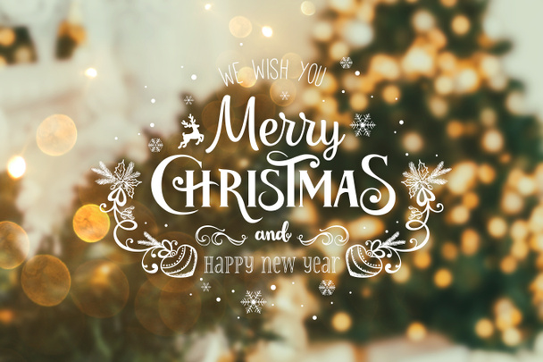 Christbaumhintergrund und Weihnachtsschmuck mit verschwommenen, funkelnden, leuchtenden und textlastigen frohen Weihnachten und ein gutes neues Jahr. Weihnachtsthema - Foto, Bild