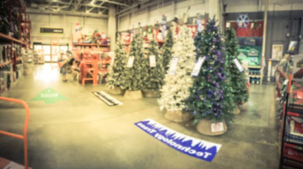 Panorama ver borroso fondo de compras de los clientes para los árboles de Navidad clásicos y decorados, adornos en la ferretería en Texas, EE.UU.
 - Foto, Imagen