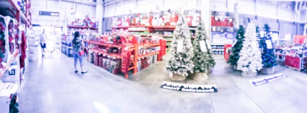 Panorama vue arrière-plan flou client shopping pour les arbres de Noël classiques et décorés, ornements sur affiché à la quincaillerie au Texas, États-Unis
 - Photo, image