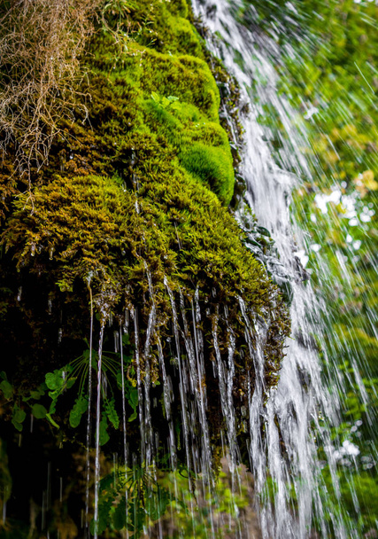 Фото маленького красивого водоспаду, що тече в печері
 - Фото, зображення