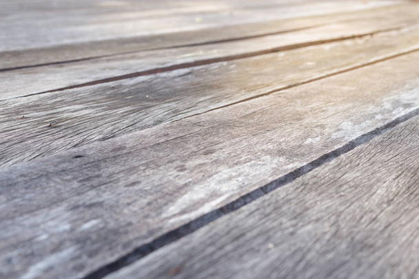 Деревянный пол выполнен из старых деревянных досок с красивыми узорами с ржавчиной из металлических ногтей
. - Фото, изображение