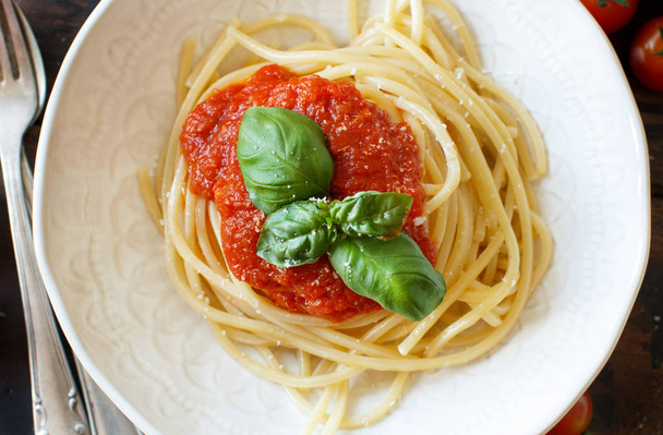 スパゲティ トマト ソース、バジルとチーズの上面と - 写真・画像
