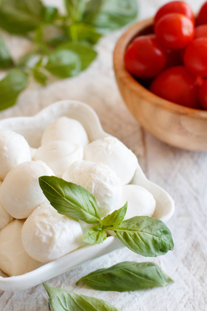 Італійської з сиром моцарелла з помідорами та базиліком - салат - Фото, зображення