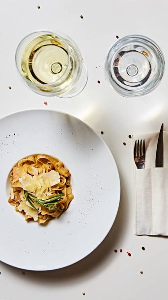 Primi piani piatto di pasta italiana con parmigiano grattugiato e foglia di basilico
 - Foto, immagini