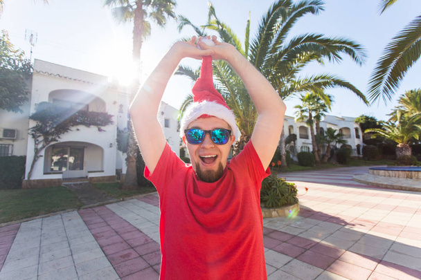 Boże Narodzenie, wakacje, humor, ludzie koncepcja - człowiek zdjąć kapelusz Boże Narodzenie z głowy - Zdjęcie, obraz