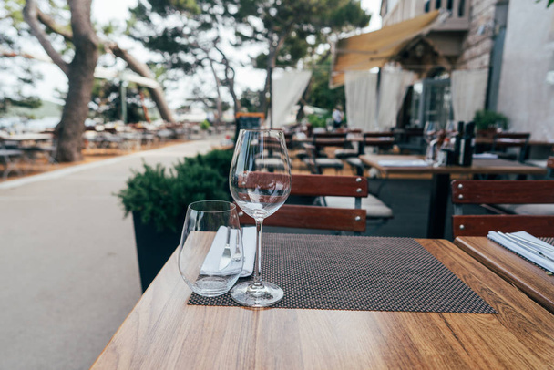 Two glasses on the table. Street summer cafe - Valokuva, kuva