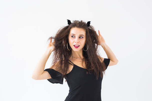 Halloween und Maskerade-Konzept - schöne junge Frau posiert - Foto, Bild