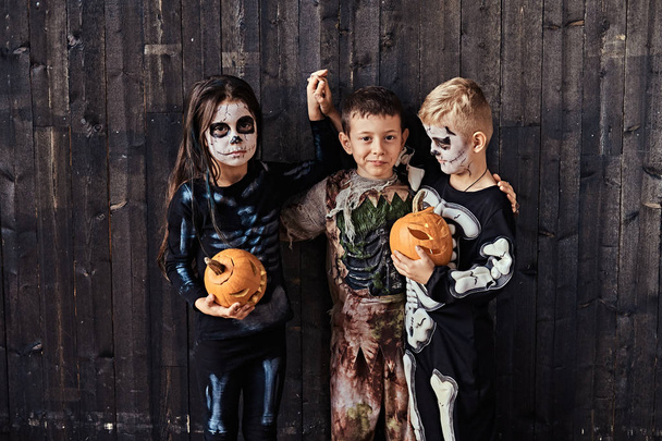 Три милі діти в страшних костюмах під час Halloween party в старому будинку. - Фото, зображення