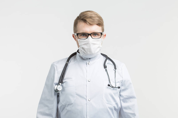 Zdraví a medicína - lékař masku stetoskop a bílá na bílém pozadí - Fotografie, Obrázek