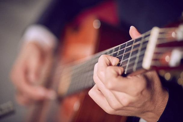 Класична гітара грає музику
 - Фото, зображення