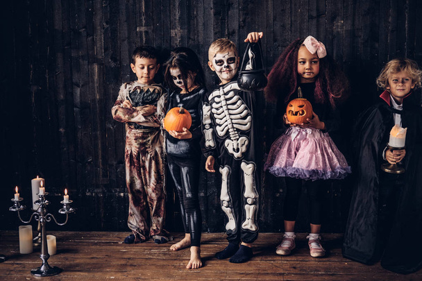 Kindergruppe in Kostümen bei Halloween-Party in altem Haus. - Foto, Bild