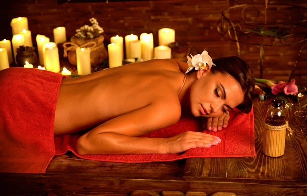 Massage der Frau im Spa-Salon. luxuriöse orientalische Interieur-Therapie. - Foto, Bild