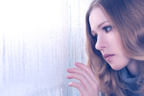 tristeza menina na janela na chuva
 - Foto, Imagem
