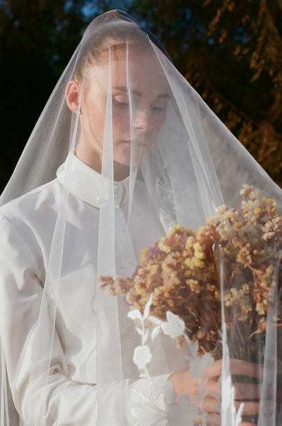 Прекрасная невеста в белом свадебном костюме. поле, кукуруза белая вуаль
 - Фото, изображение